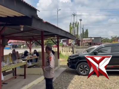 Personil Polsek STL Ulu Terawas Dipimpin Kapolsek AKP Dedy Purnomo, melayani pemudik yang singgah - PoliceTube