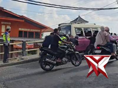 Polisi penolong/membantu kendaraan yg mengalami kerusakan