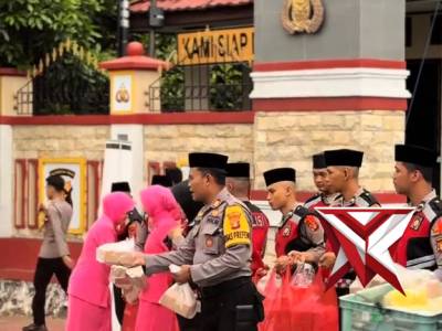Berbagi takjil Sat Samapta Polres Bontang turun ke jalan sore ini untuk menya