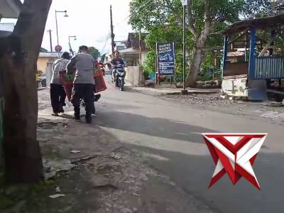 Anggota Polsek Jatiroto membantu masyarakat - PoliceTube