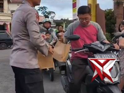 Polsek Plaosan berbagi takjil gratis kepada masyarakat dan pengguna jalan