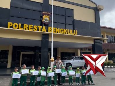 Kapolresta Bengkulu Kombes Pol Sudarno, S.Sos., M.H menerima kunjungan puluhan anak-anak TK IT Khair - PoliceTube