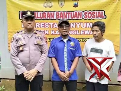 Kapolsek Karanglewas Polresta Banyumas menyalurkan bantuan sosial untuk masyarakat dengan kondisi sa