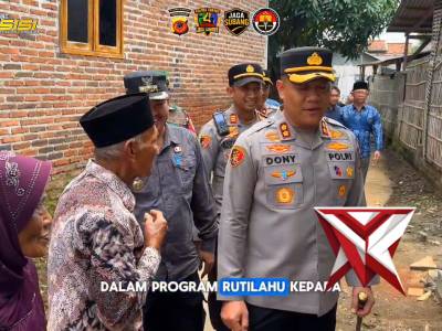 Kapolres Subang serahkan Kunci rumah Program Rutilahu