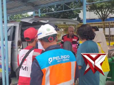 Anggota Polsek Kawasan Bantu evakuasi penumpang KMP Express Bahari 6F yang sakit