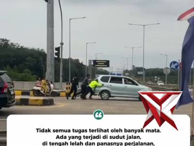 Anggota polres Muba membantu masyarakat mobilnya yang mogok di pintu tol . 7