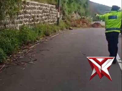 Polsek Plaosan menunjukkan respon cepat tanggap dalam menangani bencana Tamah longsor