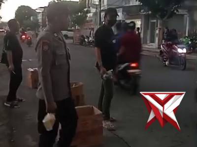 Polsek Lodoyo Barat Gelar Pembagian Takjil di Depan Mako, Wujud Kepedulian di Bulan Ramadhan