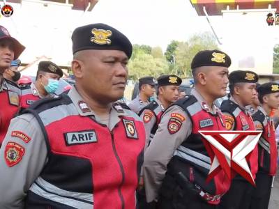 Polres Muara Enim, bergerak ikut serta dalam menampalan jalan berlubang, penebangan Pohon