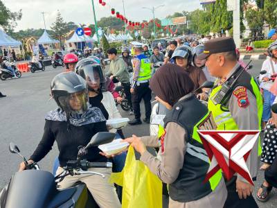 Semarak Ramadan, Polres Jepara dan Bhayangkari Bagikan Takjil Gratis Melalui Mobil Dapur Umum