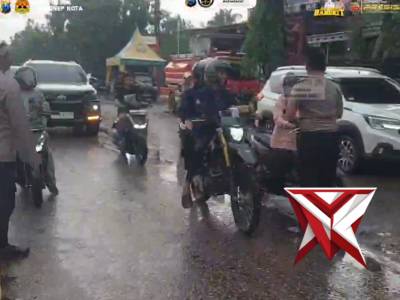 Polsek Sumenep Kota Bagi-bagi Takjil