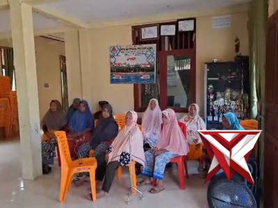 Bhabinkamtibmas melaksanakan sambang desa