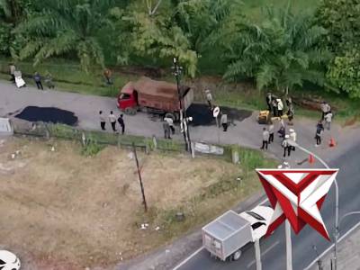 Jelang Idul Fitri 1447 H, Polda Sumsel Kerahkan Ratusan Personel Perbaiki Jalan di 5 Kabupaten - PoliceTube