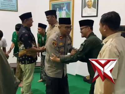 Kapolsek Lawang bersama Muspika Lawang menghadiri giat buka puasa bersama di Desa Turirejo Lawang