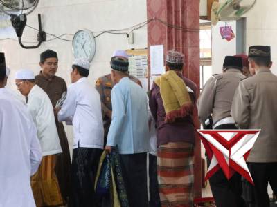 Personel Anggota Polres HSU Pimpin Sholat Jumat Berjamaah bersama Masyarakat