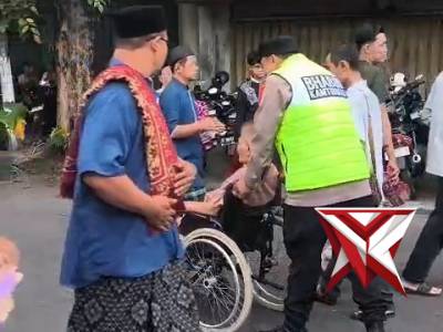 Membantu lansia menuju tempat Sholat Ied