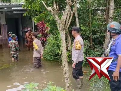 Sambangi Warga Terdampak Banjir, Bhabinkamtibmas Desa Bangorejo Polsek Gumukmas - PoliceTube