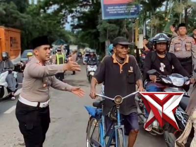 Polres Probolinggo berbagi takjil on the road