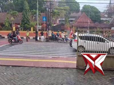 Pengaturan lalu lintas - PoliceTube