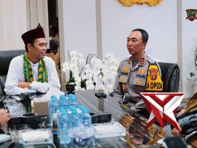 Menjemput Kemuliaan dalam Pengabdian: Momen Khusyuk Kapolda Sumsel & UAS di Masjid Assa&rsquo;adah