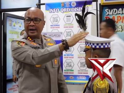 Kapolres Serang, AKBP Condro Sasongko...
Viral&hellip;Kapolres Serang &ldquo;Dikeroyok&rdquo; Polisi Cilik Dikantor Sat