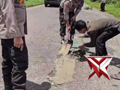 Anggota Polsek Kikim Barat melaksanakan giat penambalan Jalan