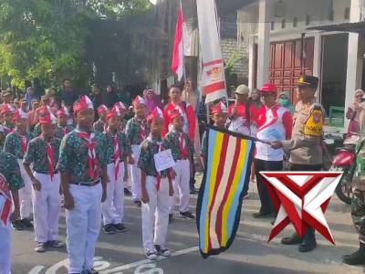 POLSEK KALITENGAH Kapolsek Kalitengah memberangkatkan grak jalan