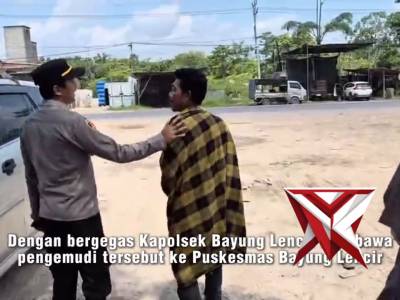 Kapolsek Bayung Lencir Membawa Supir Sumbu 3 Yang Mengalami Sakit Ke Puskesmas Terdekat