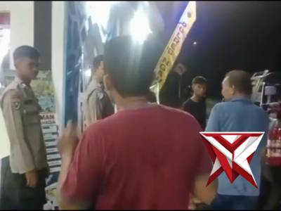 Personel Pos Terpadu Monumen Soerjo sigap membantu seorang wanita tunarungu dan tunawicara