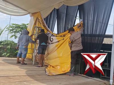 Bhabinkamtibmas Desa Kalisampurno Bantu Warga Dirikan Tenda dan Pasang Banner Jelang Perayaan Natal