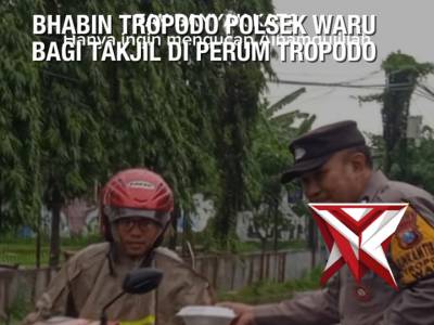 Bhabin desa Tropodo Polsek Waru bagikan takjil di perum tropodo