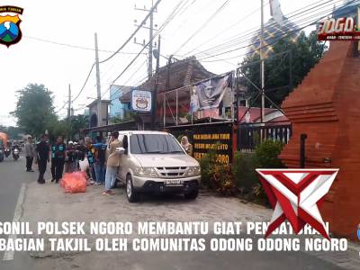 Polsek Ngoro giat gatur lalin pembagian takjil