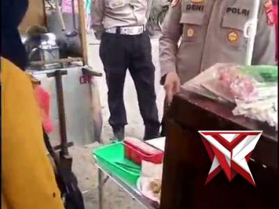 Kapolsek Polsek Cimenyan melaksanakan kegiatan patroli dan sambang kepada para pedagang - PoliceTube
