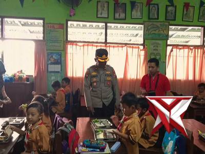 Kapolsek Nganjuk Kota Tinjau Program MBG Di SDN 1 Mangundikaran