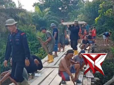 Satbrimob Polda Sumsel  Batalyon A Pelopor  Bantu perbaiki jembatan akses jalan dengan gotong royong