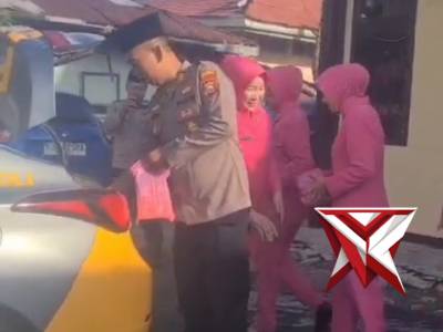 Personel Polsek Gading Cempaka Polresta Bengkulu melaksanakan kegiatan berbagi takjil.