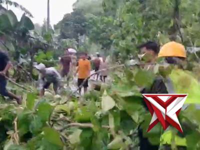 Hujan Disertai Angin Kencang di Kec Ngraho, Polsek Ngraho Turun Tangan Bantu Warga