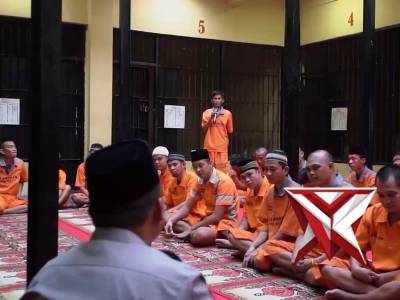 Kapolres OKI hadir berbagi buka puasa bersama para tahanan, merajut silaturahmi - PoliceTube