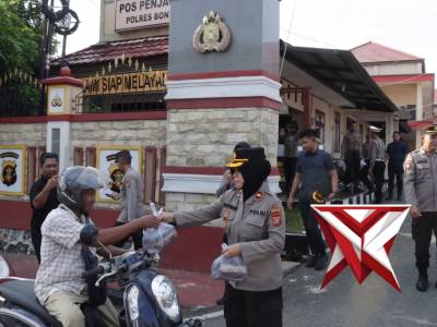 Berkah Ramadhan Polres Bontang bagikan takjil kepada masyarakat