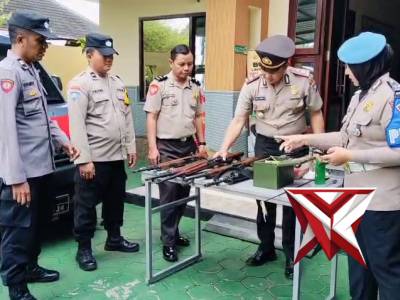 Kapolsek Tajinan IPTU Alek laksanakan pengecekan senjata bersama anggota