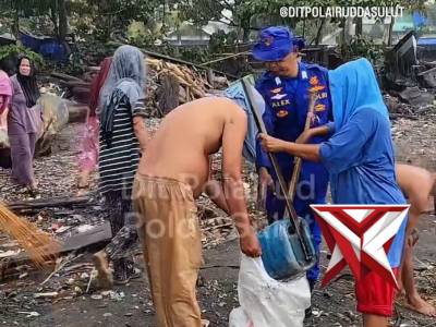 DIT Polairud Polda Sulut Bersih-Bersih Pantai dan Bagi Takjil