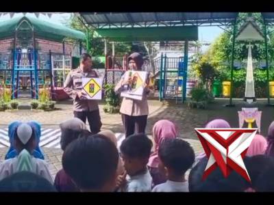 Perkenlkan Rambu rambu lalu lintas Pada Adik Adik TK