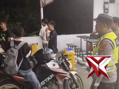 Personil polres OKI memberikan Himbauan kepada Masyarakat