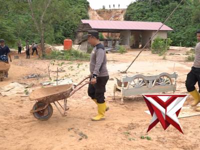 Polsek Bontang Barat gelar bakti sosial rumah terdampak longsor