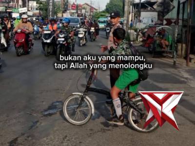 Pagi melayani anggota Polsek Waru di beberap titik rawan macet