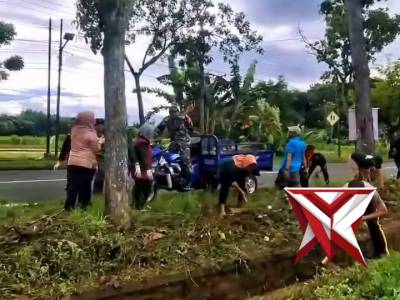 Gerakan Indonesia Asri ?
Polsek Ngariboyo bersama TNI dan warga melaksanakan kerja bakti