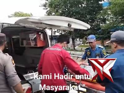 Anggota Polsek Kawasan Bantu penumpang kapal yang sakit