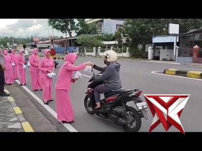 Polsek Sukomoro bersama Bhayangkari Berbagi Takjil