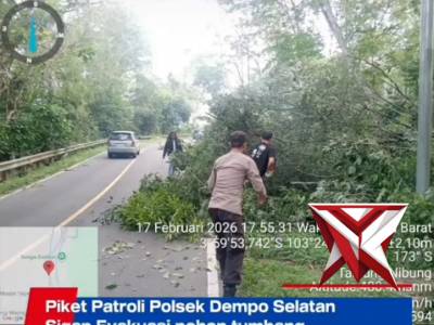 Polsek dempo selatan polres pagaralam bantu evakuasi pohon tumbang - PoliceTube