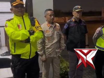 Polsek Bojongsoang melaksanakan patroli gabungan malam takbiran di wilayah hukumnya